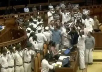 ബാനർ പിടിച്ച് നിയമസഭയുടെ നടുത്തളത്തിലിറങ്ങി പ്രതിപക്ഷം, സീറ്റിലിരുന്നില്ലെങ്കിൽ വി ഡി സതീശന് മൈക്ക് നൽകില്ലെന്ന് സ്പീക്കർ, വി എൻ വാസവന്റെ രാജിയാവശ്യം ശക്തം, പിണറായി വിജയന്റെ ബോഡി ഷെയ്മിങ് പരാമർശത്തിനെതിരെയും രൂക്ഷ വിമർശനം