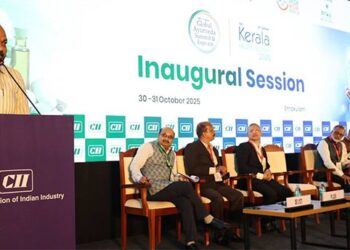 ആഗോള ആയുർവേദ ഉച്ചകോടിയും കേരള ഹെൽത്ത് ടൂറിസം 2025 ന്റെയും ഉദ്ഘാടന സമ്മേളനം വ്യവസായ മന്ത്രി പി രാജീവ് അഭി സംബോധന ചെയ്യുന്നു . (left to right) സിഐഐ സതേൺറീജിയണൽ ഡയറക്ടർ ദേവ് ജ്യോതി, സിഐഐ കേരള ഹെൽത്ത് കെയർ പാനൽ കൺവീനർ ഡോ. പി. വി. ലൂയിസ് , സിഐഐ കേരള ചെയർമാൻ വി.കെ.സി. റസാക്ക് , സിഐഐ സതേൺറീജിയണൽ ചെയർമാൻ തോമസ് ജോൺ മുത്തൂറ്റ് , സിഐഐ കേരള ആയുർവേദ പാനൽ കൺവീനർ, ഡോ. പി. എം. വാരിയർ, ചെയർമാൻ, ഗ്ലോബൽ ആയുർവേദ സമ്മിറ്റ്, ഡോ. സജി കുമാർ , സിഐഐ കേരള ഹെൽത്ത് കെയർ പാനൽ കോ-കൺവീനർ, ഡോ. നളന്ദ ജയദേവ് എന്നിവർ വേദിയിൽ