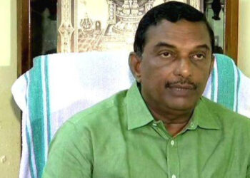 ഞങ്ങളുടെ ഭാഗത്ത് ഒരു തെറ്റുമില്ല, നിയമവിരുദ്ധമായി ഒരു കാര്യവും എന്റെ ബോർഡിന്റെ കാലത്ത് ഉണ്ടായിട്ടില്ല,   തെറ്റുകാരാണെന്ന് തെളിഞ്ഞാൽ ഏത് ശിക്ഷ ഏറ്റു വാങ്ങിക്കാൻ തയ്യാറാണ്, ഞാൻ ഇവിടെ നെഞ്ചുവിരിച്ചുതന്നെ നിൽക്കുമെന്ന്  മുൻ ദേവസ്വം ബോർഡ് പ്രസിഡന്റ്   എ. പത്മകുമാർ