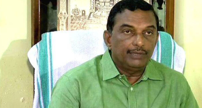 ഞങ്ങളുടെ ഭാഗത്ത് ഒരു തെറ്റുമില്ല, നിയമവിരുദ്ധമായി ഒരു കാര്യവും എന്റെ ബോർഡിന്റെ കാലത്ത് ഉണ്ടായിട്ടില്ല,   തെറ്റുകാരാണെന്ന് തെളിഞ്ഞാൽ ഏത് ശിക്ഷ ഏറ്റു വാങ്ങിക്കാൻ തയ്യാറാണ്, ഞാൻ ഇവിടെ നെഞ്ചുവിരിച്ചുതന്നെ നിൽക്കുമെന്ന്  മുൻ ദേവസ്വം ബോർഡ് പ്രസിഡന്റ്   എ. പത്മകുമാർ