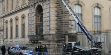 പാരീസില് പിടിയിലായ അഞ്ചുപേരില് ഒരാള് ലൂവ്രെ മ്യൂസിയത്തിലെ കള്ളനെന്ന് സ്ഥിരീകരിച്ചു ; തിരിച്ചറിഞ്ഞത് ഡിഎന്എ പരിശോധനയിലൂടെ ; മോഷണമുതല് കണ്ടെത്താന് കഴിഞ്ഞില്ല