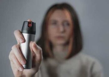 ഭർത്താവ് ഭാര്യയുമായി പിണങ്ങി അമ്മയോടൊപ്പം താമസമാക്കി, കലി കയറിയ മരുമകളുടെ വക 81 കാരിക്ക് പെപ്പർ സ്പ്രേ, തടയാൻ ശ്രമിച്ച ഭർത്താവിന്റെ കൈ കടിച്ചു മുറിച്ചു, യുവതിക്കെതിരെ പരാതി