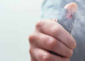 വഴിയിൽ നിന്നു കിട്ടിയ കുപ്പി കൗതുകത്തിനെടുത്ത് ക്ലാസിൽ കൊണ്ടുവന്ന് സ്പ്രേ ചെയ്തു, പിന്നാലെ കേട്ടത് വിദ്യാർഥികളുടെ കൂട്ടക്കരച്ചിൽ, ഒപ്പം ശ്വാസ തടസവും ബോധക്ഷയവും!! 10 വിദ്യാർഥികളും രണ്ടു അധ്യാപകരും ആശുപത്രിയിൽ, പ്ലസ് വൺ വിദ്യാർഥി പ്രയോ​ഗിച്ചത് പെപ്പർ സ്പ്രേ