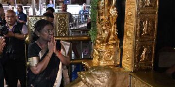 രാഷ്ട്രപതി തൊഴുതുനിൽക്കുന്ന ചിത്രത്തിൽ ശ്രീകോവിലിന്റെ ഉൾവശവും വിഗ്രഹവും!! വിമർശനത്തെ തുടർന്ന് ചിത്രം എക്സ് പ്ലാറ്റ്ഫോമിൽ നിന്ന് പിൻവലിച്ചു