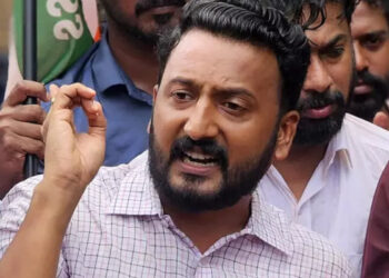 നാട് കാക്കുന്ന അയ്യന്റെ പൊന്നു കക്കുന്ന സർക്കാരിനെതിരെ ജനങ്ങൾ സംഘടിക്കും, മാധ്യമങ്ങൾക്ക് മുമ്പിലേക്ക് ഏതെങ്കിലും ദിവ്യനെ എറിഞ്ഞ് കൊടുത്ത് രക്ഷപ്പെടാമെന്ന് അമ്പലം വിഴുങ്ങി സർക്കാർ വിചാരിക്കേണ്ട, ഞങ്ങൾക്ക് ഉത്തരം തരേണ്ടത് ‘അവതാരമോ’, ഉദ്യോഗസ്ഥരോ അല്ല സർക്കാരാണ്,  സ്വർണപ്പാളി വിഷയത്തിൽ സർക്കാരിനെ കടന്നാക്രമിച്ച് രാഹുൽ മാങ്കൂട്ടത്തിൽ