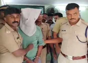 വാതിൽ തള്ളി തുറന്ന് അകത്തു കയറിയ പ്രതി ഉറങ്ങിക്കിടന്ന യുവതിയെ കടന്നുപിടിച്ചു വായ പൊത്തി, കഴുത്ത് ഞെരിച്ച് ഭീഷണിപ്പെടുത്തി, നിലവിളിച്ചാൽ കൊന്നുകളയുമെന്ന് ഭീഷണി!! കഴക്കൂട്ടത്ത് ഐടി ജീവനക്കാരിയെ ഹോസ്റ്റൽ മുറിയിൽ പീഡിപ്പിക്കാൻ ശ്രമിച്ചത് മധുര സ്വദേശി ബെഞ്ചമിൻ!! പ്രതിയോടിച്ച ട്രക്കും കസ്റ്റഡിയിലെടുത്തു