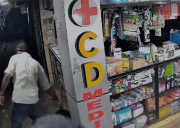 ബസ് വിറ്റുകിട്ടിയ 75 ലക്ഷവുമായി ചായ കുടിക്കാൻ കയറി, മെഡിക്കൽ ഷോപ്പിന്റെ വരാന്തയിൽ ബാ​ഗ് വച്ച് നോക്കാൻ കടയുടമയോട് പറഞ്ഞ് ശുചിമുറിയിൽ കയറിയ നേരത്ത് മോഷണം,  തടയാൻ ശ്രമിച്ച ഉടമയെ തള്ളിയിട്ട് കടന്നുകളഞ്ഞ് പ്രതികൾ