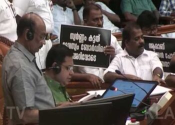 ‘അയ്യപ്പന്റെ സ്വർണം കട്ടവർ അമ്പലം വിഴുങ്ങികൾ!! സ്വർണ്ണം കട്ടത് ദേവസ്വം ബോർഡിൻ്റെ അറിവോടെ, കൊള്ള സംഘം അയ്യപ്പ വിഗ്രഹവും അടിച്ചു മാറ്റും’ പ്ലക്കാ‌ർഡുമായി പ്രതിപക്ഷം!! ദേവസ്വം മന്ത്രി രാജിവെക്കാതെ സമ്മേളനവുമായി സഹകരിക്കില്ല… വരും ദിവസങ്ങളിൽ കാത്തിരിക്കുന്നത് ശക്തമായ പ്രതിഷേധം