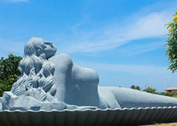 ഒരു മാറ്റം കാണുന്നുണ്ടോ?  ‘സാഗരകന്യക’ ശില്പത്തിന്റെ സ്തനങ്ങളിൽ ഒന്ന് മായ്ച്ച് കളഞ്ഞ് പരസ്യം, തന്റെ സൃഷ്ടിക്ക് നേർക്കുള്ള കടുത്ത അവഹേളനമാണിതെന്ന് കാനായി കുഞ്ഞിരാമൻ, പരസ്യം ഉടൻ നീക്കം ചെയ്യാൻ ആവശ്യം