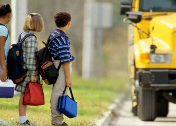 രണ്ടുമാസത്തെ ബസ് ഫീസടച്ചില്ല, കുട്ടിയെ ബസിൽ കയറ്റേണ്ടെന്നു പ്രധാനാധ്യാപിക നിർദേശം, ബസ് കയറാനെത്തിയപ്പോൾ സമ്മതിച്ചില്ല, വഴിയരികിൽ കരഞ്ഞുകൊണ്ടുനിന്ന യുകെജി വിദ്യാർഥിയെ വീട്ടിലെത്തിച്ചത് വഴിയാത്രിക