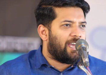 സിഐ അഭിലാഷ് ഡേവിഡാണ് പേരാമ്പ്ര ആക്രമണം അഴിച്ചുവിട്ടത്, സർവീസിൽ നിന്ന് പിരിച്ചുവിട്ടെന്ന് പറഞ്ഞ് രഹസ്യമായി തിരിച്ചെടുത്ത് സിപിഎംന്റെ ​ഗുണ്ടാപണിക്ക് നിയോ​ഗിച്ചു, ഇത്രയും ദിവസങ്ങൾ പിന്നിട്ടിട്ടും എന്തുകൊണ്ട് അക്രമിയെ കണ്ടുപിടിച്ചില്ല??  സർക്കാരിന്റെ എഐ ടൂൾ പണിമുടക്കിയോയെന്ന് ഷാഫി പറമ്പിൽ