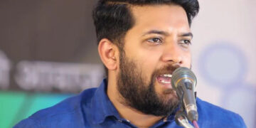 സിഐ അഭിലാഷ് ഡേവിഡാണ് പേരാമ്പ്ര ആക്രമണം അഴിച്ചുവിട്ടത്, സർവീസിൽ നിന്ന് പിരിച്ചുവിട്ടെന്ന് പറഞ്ഞ് രഹസ്യമായി തിരിച്ചെടുത്ത് സിപിഎംന്റെ ഗുണ്ടാപണിക്ക് നിയോഗിച്ചു, ഇത്രയും ദിവസങ്ങൾ പിന്നിട്ടിട്ടും എന്തുകൊണ്ട് അക്രമിയെ കണ്ടുപിടിച്ചില്ല??  സർക്കാരിന്റെ എഐ ടൂൾ പണിമുടക്കിയോയെന്ന് ഷാഫി പറമ്പിൽ