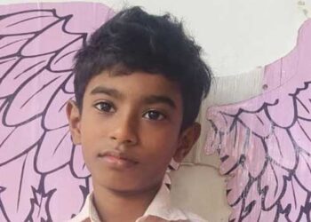 ഒച്ചയിട്ടതിന് അമ്മ വഴക്കുപറഞ്ഞു, പിണങ്ങി മുറിയിൽ കയറി വാതിലടച്ച രണ്ടാംക്ലാസുകാരൻ ബെഡ്ഷീറ്റ് കൊണ്ട് കഴുത്തിൽ കുരുക്കിട്ടു, വാതിൽ ചവിട്ടിപ്പൊളിച്ച് അകത്തുകടന്ന അമ്മ കണ്ടത് മകൻ ജനൽ കമ്പിയിൽ തൂങ്ങിയ നിലയിൽ