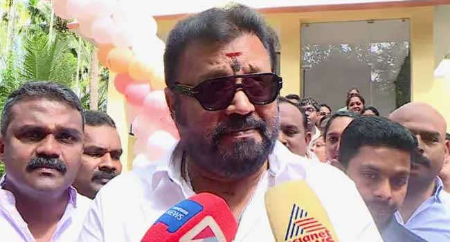 ‘ഒറ്റ തന്തയ്ക്ക് പിറന്നവനാണ് ഞാൻ, മെട്രോ ട്രെയിൻ സർവീസ് തൃശൂരിലേക്ക് വരുമെന്ന് പറഞ്ഞിട്ടില്ല, തൃശൂരിൽ എയിംസ് വരുമെന്നും പറഞ്ഞിട്ടില്ല, കമ്മ്യൂണിസം കൊണ്ട് തുലഞ്ഞുപോയ ആലപ്പുഴയെ കരകയറ്റാനാണ് എയിംസ് വേണമെന്ന് പറയുന്നത്!! രാജ്യത്തെ ഏറ്റവും വലിയ സോഷ്യലിസ്റ്റ് നരേന്ദ്ര മോദി’- സുരേഷ് ഗോപി
