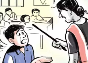 പരസ്പരം തുപ്പി, വടി ഉപയോഗിച്ച് തമ്മിൽ തല്ലി!! വഴക്ക് തടയാൻ കാലിൽ അടികൊടുത്ത അധ്യാപകനെതിരെ കേസ്, കുട്ടികളെ തിരുത്താൻ അധ്യാപകനു വടിയെടുക്കാം, അധ്യാപകന്റെ നല്ല ഉദ്ദേശ്യത്തെ രക്ഷിതാക്കൾ തിരിച്ചറിയാത്തത് ദൗർഭാഗ്യകരം- കേസ് റദ്ദാക്കി ഹൈക്കോടതി