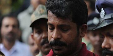 കൊടി സുനിയും സംഘവും പുറത്തായാലും അകത്തായാലും രാജകീയ ജീവിതം!! ഉപയോഗിക്കാൻ മൊബൈൽ ഫോൺ, കാശിന് ജയിലിനകത്ത് കഞ്ചാവ് കച്ചവടം, വിൽപന കൊടി സുനി, കിർമ്മാണി മനോജ്, ബ്രിട്ടോ എന്നിവർ ചേർന്ന്, പ്രതികളെ തവനൂർ സെൻട്രൽ ജയിലിലേക്ക് മാറ്റണമെന്ന് ജയിൽ സൂപ്രണ്ടിന്റെ അപേക്ഷ