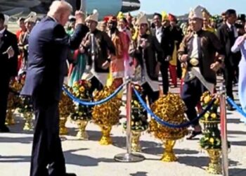 പണി കൊടുക്കുക മാത്രമല്ല വേണ്ടിവന്നാൽ ഡാൻസും കളിക്കും അമേരിക്കൻ പ്രസിഡന്റ്!! ക്വാലാലംപുരിൽ നർത്തകർക്കൊപ്പം ചുവടുവച്ച് കാണികളെ കയ്യിലെടുത്ത് ട്രംപ്, സപ്പോർട്ട് ചെയ്ത് പ്രധാനമന്ത്രി അൻവർ ഇബ്രാഹിമും- വീഡിയോ വൈറൽ