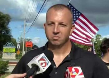 ‘ഒറ്റയൊരുത്തനും അമേരിക്കയെപ്പറ്റി ഒരു ചിന്തയില്ല, എല്ലാത്തിനും അമേരിക്കക്കാരെ ഊറ്റി സമ്പന്നരാക്കാനാ താത്പര്യം, എല്ലാ ഇന്ത്യക്കാരേയും നാടുകടത്തണം, ഇസ്‌ലാമിസ്റ്റുകൾ, കമ്യൂണിസ്റ്റുകൾ, ലഹരിമരുന്ന് കാർട്ടലുകൾ, അമേരിക്കക്കാരുടെ ജോലി മോഷ്ടിക്കുന്ന കരാർ തൊഴിലാളികൾ എന്നിവരെക്കാൾ കുറച്ച് ‘ശശിമാരെ’ രക്ഷിക്കാനാണ് തൻ ആഗ്രഹിക്കുന്നത്’- ലാംഗെവിന് താക്കീത്