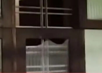 കണ്ണൂരിൽ വീടുകൾക്കുനേരെ ബോംബെറിഞ്ഞ് അജ്ഞാത സംഘം, ജനൽചില്ലുകളും  റോഡിലെ ടാറും  ഇളകി തെറിച്ചു,  പരസ്പരം കുറ്റാരോപണവുമായി സിപിഐഎമ്മും ബിജെപിയും