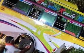 ശബരിമല തീർത്ഥാടകർ സഞ്ചരിച്ചിരുന്ന ബസ് വളവിലെ ക്രാഷ് ബാരിയറിൽ ഇടിച്ച് അപകടം; കുഴിയിലേക്ക് വീഴാതെ രക്ഷപ്പെട്ടത് തലനാരിഴയ്ക്ക്, 5 പേർക്ക് പരിക്ക്