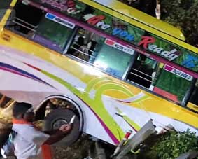 ശബരിമല തീർത്ഥാടകർ സഞ്ചരിച്ചിരുന്ന ബസ് വളവിലെ ക്രാഷ് ബാരിയറിൽ ഇടിച്ച് അപകടം; കുഴിയിലേക്ക് വീഴാതെ രക്ഷപ്പെട്ടത് തലനാരിഴയ്ക്ക്, 5 പേർക്ക് പരിക്ക്