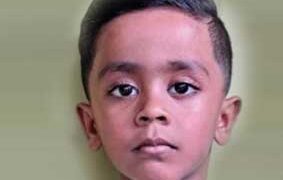 വീടിന് സമീപം ഇറക്കിവിടുന്നതിനിടെ അതേ വാഹനം തന്നെ തട്ടി; എൽകെജി വിദ്യാർത്ഥിക്ക് ദാരുണാന്ത്യം