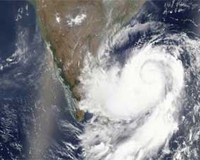 ദ്വിത ചുഴലിക്കാറ്റ് എത്തുന്നു; ശക്തമായ മഴയ്കക്ക് സാധ്യത; പാമ്പൻ പാലം വഴിയുള്ള ട്രയിൻ ഗതാഗതത്തിന് നിരോധനം