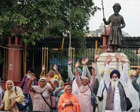 ‘നിങ്ങൾ സിഖുകാരല്ല’; ഗുരുനാനാക്ക് ജയന്തി ദിനത്തിൽ 14 ഇന്ത്യൻ ഹിന്ദുക്കൾക്ക് പ്രവേശനം നിഷേധിച്ച് പാകിസ്താൻ