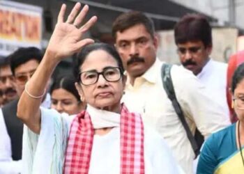 അയൽ സംസ്ഥാനത്ത് ബിജെപിയുടെ ‘കളി’ ആർക്കും കാണാൻ കഴിയില്ല, പക്ഷെ ആ പരിപ്പ് ബംഗാളിൽ വേവില്ല!! ബംഗാളിൽ നിങ്ങൾ എന്നെ ലക്ഷ്യം വച്ചാൽ തെരുവിലിറങ്ങി രാജ്യത്തെ പിടിച്ചുകുലുക്കും, ബിജെപിക്ക് എന്റെ കളിയിൽ തോൽപ്പിക്കാൻ കഴിയില്ല- എസ്ഐആറിനെതിരെ ആഞ്ഞടിച്ച് മമത ബാനർജി.