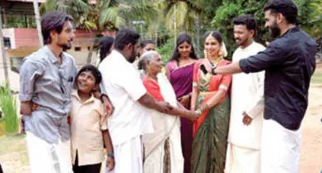 കതിർമണ്ഡപത്തിൽനിന്ന് നേരെ വോട്ടർമാർക്കിടയിലേക്ക്… താലികെട്ട് കഴിഞ്ഞ്, കല്യാണ പുടവയുമുടുത്ത് വരനുമായി വോട്ടഭ്യർഥിച്ച് ഒറ്റൂർ പഞ്ചായത്തിലെ യുഡിഎഫ് സ്ഥാനാർഥി എ.എസ്. മേഘന