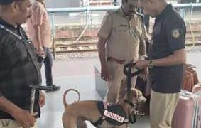 ഇനി മദ്യപിച്ച് ട്രെയിനിൽ കയറിയാൽ പിടിവീഴും; ‘ഓപ്പറേഷൻ രക്ഷിത’യുമായി കേരള പൊലീസ്, സുരക്ഷയ്ക്കായി കർശന നടപടികൾ