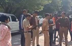 സ്കൂൾ കെട്ടിടത്തിന് മുകളിൽ നിന്ന് താഴേക്ക് ചാടി 13 കാരി; അധ്യാപകരുടെ പീഡനമാണ് കാരണമെന്ന് ആരോപിച്ച് കുടുംബം