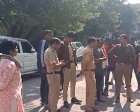 സ്കൂൾ കെട്ടിടത്തിന് മുകളിൽ നിന്ന് താഴേക്ക് ചാടി 13 കാരി; അധ്യാപകരുടെ പീഡനമാണ് കാരണമെന്ന് ആരോപിച്ച് കുടുംബം