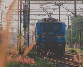 ത്രിപുരയിൽ പിക്കപ്പ് വാൻ ട്രയിനിലിടിച്ച് അപകടം; 3 പേർക്ക് ദാരുണാന്ത്യം