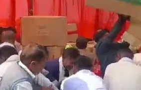 ചിപ്‌സ് പാക്കറ്റിന് വേണ്ടി തർക്കം; സമൂഹവിവാഹം നടന്ന വേദിയിലുണ്ടായ സംഘർഷത്തിൽ  നിരവധി പേർക്ക് പരിക്ക്