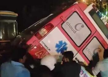 റെഡ് സിഗ്നലിൽ നിർത്തിയിട്ടിരുന്ന വാഹനങ്ങൾക്ക് നേരെ അമിത വേ​ഗത്തിലെത്തിയ ആംബുലൻസ് പാഞ്ഞുകയറി സ്കൂട്ടർ യാത്രികരായ ദമ്പതികൾക്ക് ദാരുണാന്ത്യം, രണ്ടുപേർക്ക് ​ഗുരുതര പരുക്ക്, ആംബുലൻസ് നിന്നത് മൂന്ന് വാഹനങ്ങളും പോലീസ് ഔട്ട്‌പോസ്റ്റും ഇടിച്ചുതകർത്ത ശേഷം