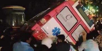 റെഡ് സിഗ്നലിൽ നിർത്തിയിട്ടിരുന്ന വാഹനങ്ങൾക്ക് നേരെ അമിത വേ​ഗത്തിലെത്തിയ ആംബുലൻസ് പാഞ്ഞുകയറി സ്കൂട്ടർ യാത്രികരായ ദമ്പതികൾക്ക് ദാരുണാന്ത്യം, രണ്ടുപേർക്ക് ​ഗുരുതര പരുക്ക്, ആംബുലൻസ് നിന്നത് മൂന്ന് വാഹനങ്ങളും പോലീസ് ഔട്ട്‌പോസ്റ്റും ഇടിച്ചുതകർത്ത ശേഷം