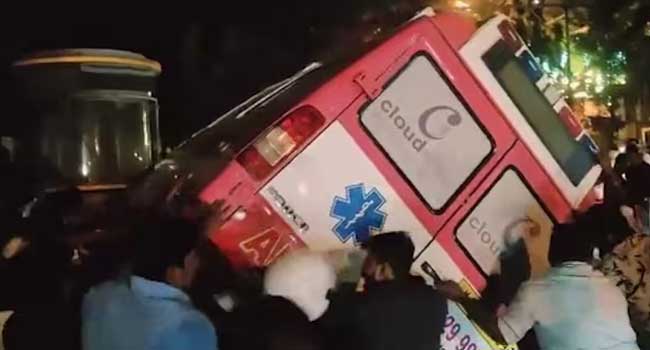 റെഡ് സിഗ്നലിൽ നിർത്തിയിട്ടിരുന്ന വാഹനങ്ങൾക്ക് നേരെ അമിത വേ​ഗത്തിലെത്തിയ ആംബുലൻസ് പാഞ്ഞുകയറി സ്കൂട്ടർ യാത്രികരായ ദമ്പതികൾക്ക് ദാരുണാന്ത്യം, രണ്ടുപേർക്ക് ​ഗുരുതര പരുക്ക്, ആംബുലൻസ് നിന്നത് മൂന്ന് വാഹനങ്ങളും പോലീസ് ഔട്ട്‌പോസ്റ്റും ഇടിച്ചുതകർത്ത ശേഷം