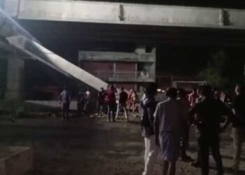 ജാക്കിയിൽ നിന്ന് തെന്നി മാറിയ കോൺക്രീറ്റ് ഗാർഡറുകൾ പതിച്ചത് അതുവഴി പോയ പിക്കപ്പ് വാനിന് മുകളിലേക്ക്, ഡ്രൈവർക്ക് ദാരുണാന്ത്യം!! മൃതദേഹം പുറത്തെടുക്കാനായത് മൂന്നുമണിക്കൂറിനു ശേഷം