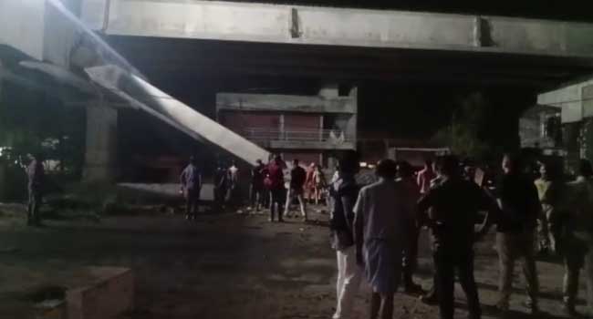 ജാക്കിയിൽ നിന്ന് തെന്നി മാറിയ കോൺക്രീറ്റ് ഗാർഡറുകൾ പതിച്ചത് അതുവഴി പോയ പിക്കപ്പ് വാനിന് മുകളിലേക്ക്, ഡ്രൈവർക്ക് ദാരുണാന്ത്യം!! മൃതദേഹം പുറത്തെടുക്കാനായത് മൂന്നുമണിക്കൂറിനു ശേഷം