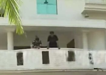 വീടിന്റെ മുൻഭാ​ഗം പൊളിച്ചേ പറ്റുകയുള്ളു- ദേശീയപാത നിർമാണം ഏറ്റെടുത്ത കമ്പനി, ഞങ്ങളെ കൊന്നിട്ടേ വീട് പൊളിക്കൂ, വീടിനു മുകളിൽ ഗ്യാസ് സിലിണ്ടർ എടുത്തുവച്ച് ഭീഷണിയുമായി കുടുംബം, സ്റ്റേ വാങ്ങിച്ചിട്ടുണ്ടെന്നും വീട്ടുകാർ!! സർവീസ് റോഡ് പോലുമില്ലാത്ത സ്ഥലത്ത് എന്തിനാണ് കൂടുതൽ സ്ഥലം ഏറ്റെടുക്കുന്നത്?- നാട്ടുകാർ