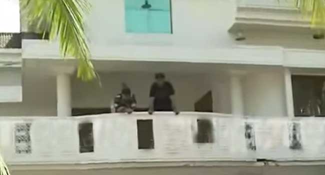 വീടിന്റെ മുൻഭാ​ഗം പൊളിച്ചേ പറ്റുകയുള്ളു- ദേശീയപാത നിർമാണം ഏറ്റെടുത്ത കമ്പനി, ഞങ്ങളെ കൊന്നിട്ടേ വീട് പൊളിക്കൂ, വീടിനു മുകളിൽ ഗ്യാസ് സിലിണ്ടർ എടുത്തുവച്ച് ഭീഷണിയുമായി കുടുംബം, സ്റ്റേ വാങ്ങിച്ചിട്ടുണ്ടെന്നും വീട്ടുകാർ!! സർവീസ് റോഡ് പോലുമില്ലാത്ത സ്ഥലത്ത് എന്തിനാണ് കൂടുതൽ സ്ഥലം ഏറ്റെടുക്കുന്നത്?- നാട്ടുകാർ