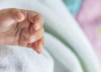 മകളെ നെഞ്ചോട് ചേർത്ത് അവസാനമായി ഒന്നു ചുംബിച്ച ശേഷം വെള്ള വിരി വിരിച്ച തൊട്ടിലിലേക്ക് കിടത്തി ആ അമ്മ ചാറ്റൽമഴയ്ക്കിടയിലൂടെ നടന്നുനീങ്ങി… വസന്തവും വർഷവും മഞ്ഞുകാലവും സംഗമിക്കുന്ന ഋതു കാലത്തെ ഓർമ്മിപ്പിച്ചുകൊണ്ട് അവൾക്ക് അവർ പേരിട്ടു, ‘നവംബർ’… തിരുവനന്തപുരത്തെ അമ്മത്തൊട്ടിലിൽ രണ്ട് മാസത്തിനിടെയെത്തിയത് 12 കുഞ്ഞുങ്ങൾ