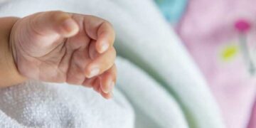 മകളെ നെഞ്ചോട് ചേർത്ത് അവസാനമായി ഒന്നു ചുംബിച്ച ശേഷം വെള്ള വിരി വിരിച്ച തൊട്ടിലിലേക്ക് കിടത്തി ആ അമ്മ ചാറ്റൽമഴയ്ക്കിടയിലൂടെ നടന്നുനീങ്ങി… വസന്തവും വർഷവും മഞ്ഞുകാലവും സംഗമിക്കുന്ന ഋതു കാലത്തെ ഓർമ്മിപ്പിച്ചുകൊണ്ട് അവൾക്ക് അവർ പേരിട്ടു, ‘നവംബർ’… തിരുവനന്തപുരത്തെ അമ്മത്തൊട്ടിലിൽ രണ്ട് മാസത്തിനിടെയെത്തിയത് 12 കുഞ്ഞുങ്ങൾ