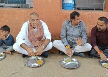 മുഖം രക്ഷിക്കാൻ തന്ത്രമിറക്കി ബിജെപി!! തറയിൽ പേപ്പർ ഷീറ്റുകളിൽ ഉച്ചഭക്ഷണം കഴിച്ച കുട്ടികൾക്കൊപ്പം പ്ലേറ്റിൽ ഭക്ഷണം കഴിച്ച് ബിജെപി നേതാവും മുൻ മന്ത്രിയും, ‘മനുഷ്യത്വരഹിതമായ സംഭവത്തിൽ ഞാൻ അതീവ ദുഃഖിതനാണ്’- റാംനിവാസ് റാവത്തിന്റെ പോസ്റ്റ്