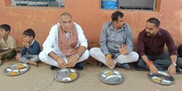 മുഖം രക്ഷിക്കാൻ തന്ത്രമിറക്കി ബിജെപി!! തറയിൽ പേപ്പർ ഷീറ്റുകളിൽ ഉച്ചഭക്ഷണം കഴിച്ച കുട്ടികൾക്കൊപ്പം പ്ലേറ്റിൽ ഭക്ഷണം കഴിച്ച് ബിജെപി നേതാവും മുൻ മന്ത്രിയും, ‘മനുഷ്യത്വരഹിതമായ സംഭവത്തിൽ ഞാൻ അതീവ ദുഃഖിതനാണ്’- റാംനിവാസ് റാവത്തിന്റെ പോസ്റ്റ്