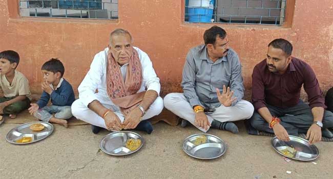 മുഖം രക്ഷിക്കാൻ തന്ത്രമിറക്കി ബിജെപി!! തറയിൽ പേപ്പർ ഷീറ്റുകളിൽ ഉച്ചഭക്ഷണം കഴിച്ച കുട്ടികൾക്കൊപ്പം പ്ലേറ്റിൽ ഭക്ഷണം കഴിച്ച് ബിജെപി നേതാവും മുൻ മന്ത്രിയും, ‘മനുഷ്യത്വരഹിതമായ സംഭവത്തിൽ ഞാൻ അതീവ ദുഃഖിതനാണ്’- റാംനിവാസ് റാവത്തിന്റെ പോസ്റ്റ്