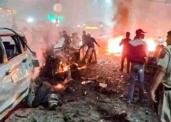 ചെറിയ വേ​ഗത്തിലെത്തിയ കാർ നിർത്തിയതിനു പിന്നാലെ പൊട്ടിത്തെറിച്ചു, ആ പ്രകമ്പനത്തിൽ സമീപത്തെ തെരുവുവിളക്കുകൾ തകർന്നുചിതറിവീണു, ഒന്നര കി.മീറ്റർ ദൂരംവരെ സ്ഫോടന ശബ്ദം… വാഹനത്തിനുള്ളിൽ ആളുകൾ ഉണ്ടായിരുന്നുവെന്ന് പോലീസ്!! പൊട്ടിത്തെറിച്ചത് മനുഷ്യബോംബോ?