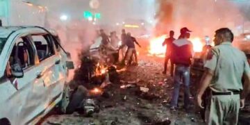 ചെറിയ വേ​ഗത്തിലെത്തിയ കാർ നിർത്തിയതിനു പിന്നാലെ പൊട്ടിത്തെറിച്ചു, ആ പ്രകമ്പനത്തിൽ സമീപത്തെ തെരുവുവിളക്കുകൾ തകർന്നുചിതറിവീണു, ഒന്നര കി.മീറ്റർ ദൂരംവരെ സ്ഫോടന ശബ്ദം… വാഹനത്തിനുള്ളിൽ ആളുകൾ ഉണ്ടായിരുന്നുവെന്ന് പോലീസ്!! പൊട്ടിത്തെറിച്ചത് മനുഷ്യബോംബോ?