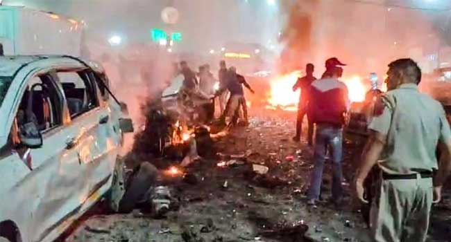 ചെറിയ വേ​ഗത്തിലെത്തിയ കാർ നിർത്തിയതിനു പിന്നാലെ പൊട്ടിത്തെറിച്ചു, ആ പ്രകമ്പനത്തിൽ സമീപത്തെ തെരുവുവിളക്കുകൾ തകർന്നുചിതറിവീണു, ഒന്നര കി.മീറ്റർ ദൂരംവരെ സ്ഫോടന ശബ്ദം… വാഹനത്തിനുള്ളിൽ ആളുകൾ ഉണ്ടായിരുന്നുവെന്ന് പോലീസ്!! പൊട്ടിത്തെറിച്ചത് മനുഷ്യബോംബോ?